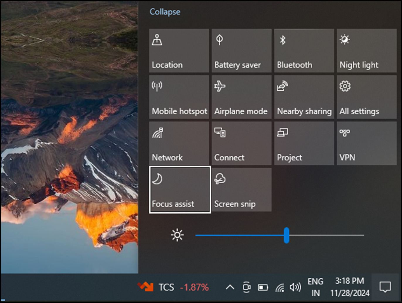 Windows 10 Action Center with the Focus assist tile selected.